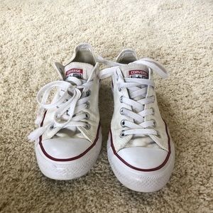 Low-top white Converse size 8.5